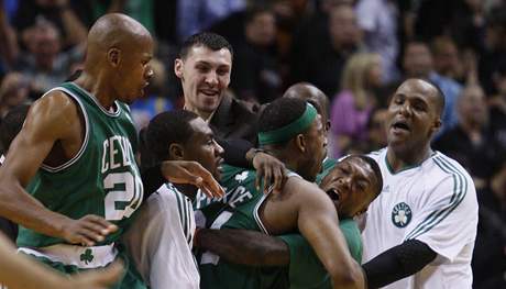 Vtzn radost hr Bostonu Celtics. Paul Pierce (tet zprava) promnil rozhodujc stelu v duelu s Miami Heat