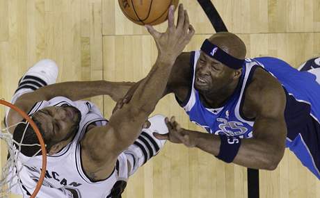 Tim Duncan (vpravo) ze San Antonia Spurs blokuje stelul Erica Dampiera z Dallasu Mavericks