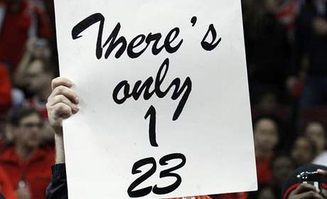 BYLO JENOM JEDNO ÍSLO 23. Fanouek Chicaga Bulls vzkazuje LeBronovi Jamesovi, e íslo 23 patí pouze k Michaelu Jordanovi. James s tím ale souhlasí, v pítím roce u bude hrát s íslem 6