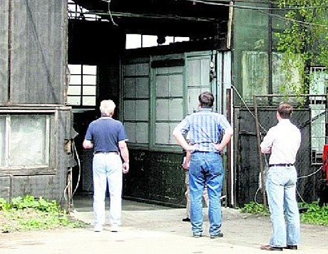 Pracovníci spolenosti, které armáda pronajímá hangáry, si vera prohlédli pokozená vrata.