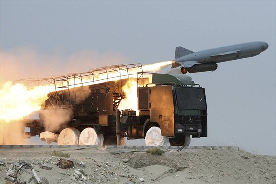 Íránská raketa Saegheh typu zem-moe na vojenských manévrech Velký prorok v Hormuzském prlivu.