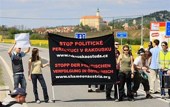 Blokáda hranic v Mikulov (28. 4. 2010).