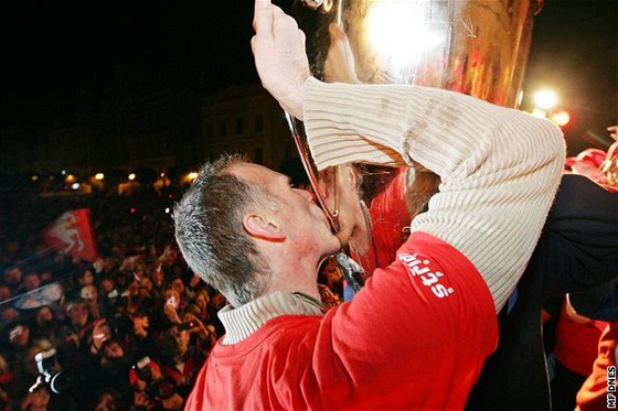 Dominik Haek u slávu s pardubickými fanouky zail, kdy pivezl pohár extraligy.