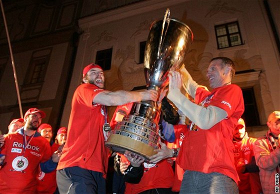 DEJ MI TEN POHÁR. Dominik Haek si bere pohár pro hokejové mistry pi oslavách v Pardubicích.