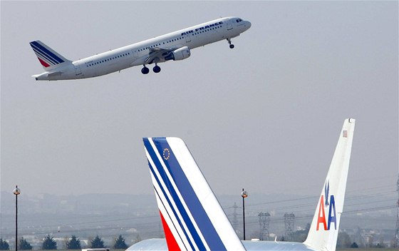 Letoun spolenosti Air France vzlétá z letit Charlese de Gaulla (21. dubna 2010)