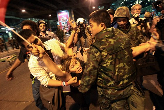 Nepokoje v thajské metropoli pokraují u estý týden (22. dubna 2010)