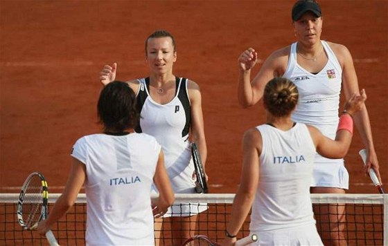 DOBOJOVÁNO. Kvta Peschkeová a Lucie Hradecká (elem) gratulují Italkám k pátému bodu semifinále Fed Cupu