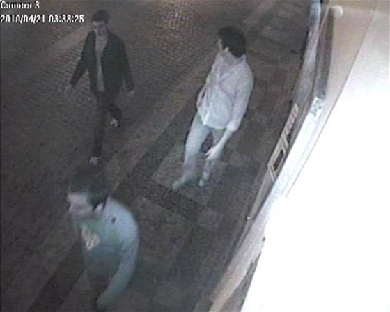 Trojice mladík, které policie podezírá z pokození orloje na Staromstském námstí