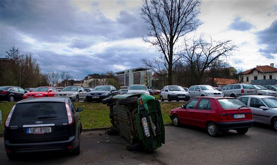 Fotografie z brnnského parkovit ve Veveí ulici. Zelené auto tam stojí odloené ji nejmén tyi roky