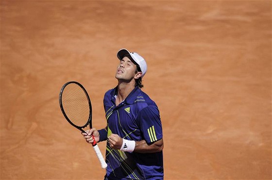 panlský tenista Fernando Verdasco se raduje z vydaeného úderu v souboji s Albertem Ferrerem bhem semifinále turnaje v Barcelon.