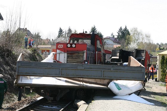 Nehoda na elezniním pejezdu v Poíí nad Sázavou. (22. dubna 2010)