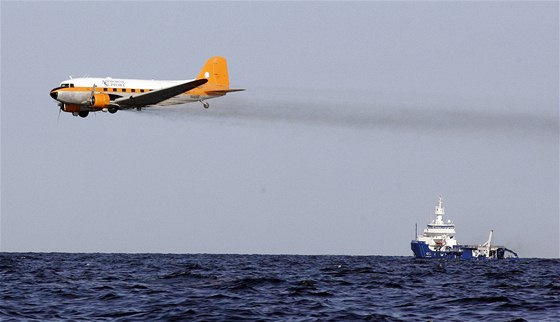 Lod a letadla se snaí zastavit ropnou skvrnu v Mexickém zálivu (27. dubna 2010)