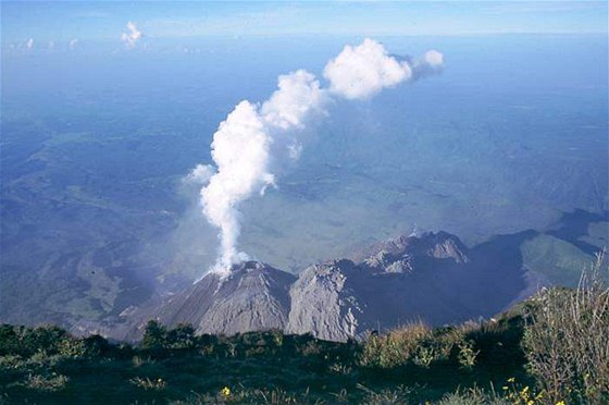 Guatemalská sopka Santiaguito zachycená v roce 2004 z vrcholu vulkánu Santa María.