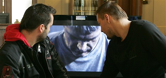 Reisér Petr Jákl a Václav Noid Bárta (vlevo) sledují ukázky z filmu Kajínek