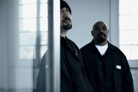 Cypress Hill se jako hosté objevují na prvním sólovém albu kytaristy Slashe. Spolen se zpvakou Fergie pedlali slavnou skladbu Paradise City od Guns N Roses.