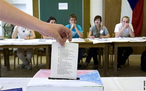 Studenti nkterých stedních kol si vyzkoueli volby naneisto. (26. dubna 2010)