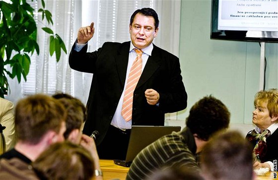 Pedseda SSD Jií Paroubek pi debat se studenty v Hradci Králové. (7. dubna 2010)