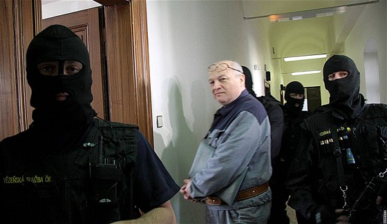 Odsouzený sériový vrah Ivan Roubal u soudu v Praze. (29. dubna 2010)  Roubal...