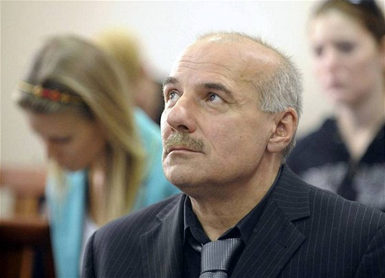Petr Krstev, který v prosinci 2009 pepadl banku v Praze 4 a zadroval nkolik hodin dv eny, u Mstského soudu v Praze (22. dubna 2010)