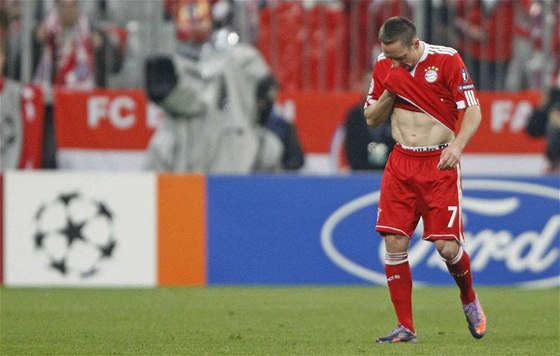 Franck Ribéry z Bayernu Mnichov zpytuje svdomí poté, co byl v semifinále Ligy mistr vylouen.