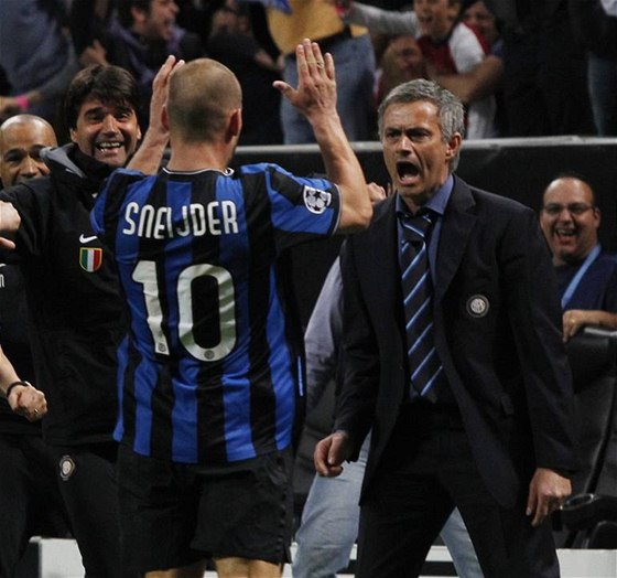 VYROVNÁNO: Mílánský záloník Sneijder a jeho trenér Mourinho oslavují vyrovnávací gól Interu v semifinále Ligy mistr s Barcelonou