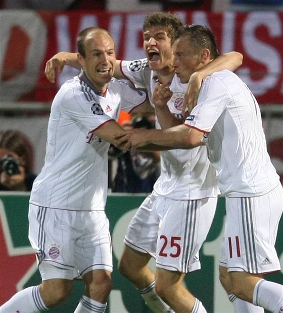 GÓLOVÁ RADOST: Robben s Müllerem (zleva) se radují z gólu Olie (vpravo) do sít Lyonu; z odvetného semifinále Ligy mistr Lyon - Bayern Mnichov
