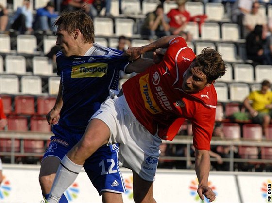 Souboj olomouckého obránce Alee kerleho s plzeským útoníkem Davidem Stihavkou