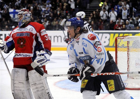 Finský hokejista  Juhamatti Aaltonen (vpravo) krátce poté, co pekonal ruského gólmana Alexandra Jeremenka.