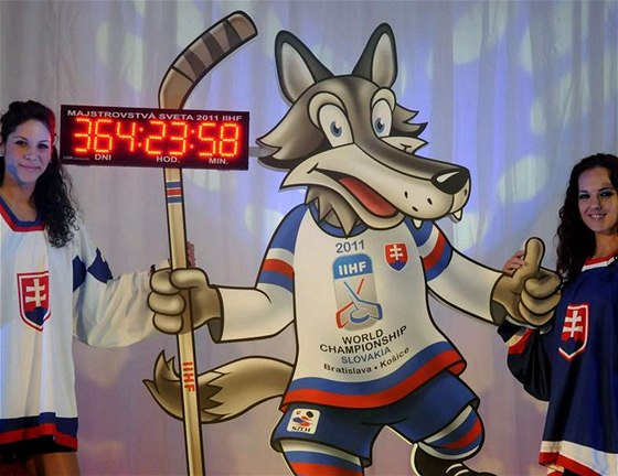 Za asistence sliných hostesek se pedstavil maskot hokejového MS 2011 na Slovensku - vlk Goooly.