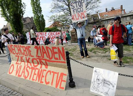 Nkolik destek lid protestovalo ped slovenskm parlamentem proti projednvanmu zkonu na podporu vlastenectv. (27. dubna 2010)