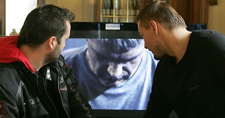 Reisr Petr Jkl a Vclav Noid Brta (vlevo) sleduj ukzky z filmu Kajnek