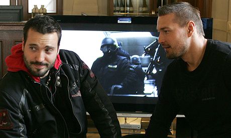 Reisr Petr Jkl a Vclav Noid Brta (vlevo) u ukzek z filmu Kajnek