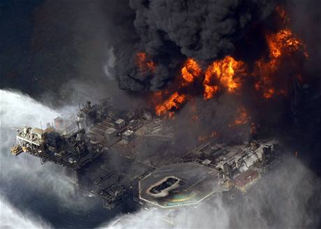 Po poru ropn ploiny v Mexickm zlivu hroz jej zcen (21. dubna 2010)