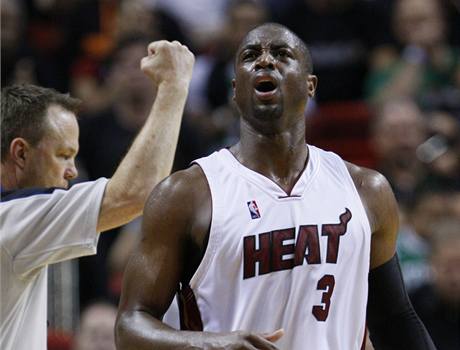 Dwayne Wade z Miami Heat se div, rozhod mu zapskali faul