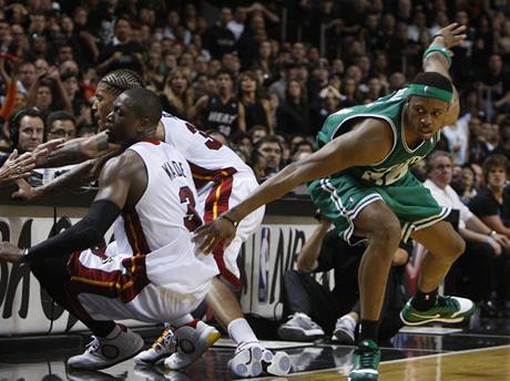 SRKA HVZD. Miamt Dwyane Wade (vlevo) a Michael Beasley kon v hlediti, zatmco Paul Pierce z Bostonu se v hiti udrel