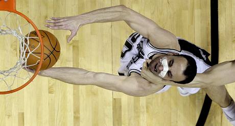 ZSAH SHRY. Eduardo Najera (mimo obraz) z Dallasu Mavericks tvrd fauluje Manu Ginbiliho ze San Antonia Spurs. Najra byl za svj zkrok vylouen