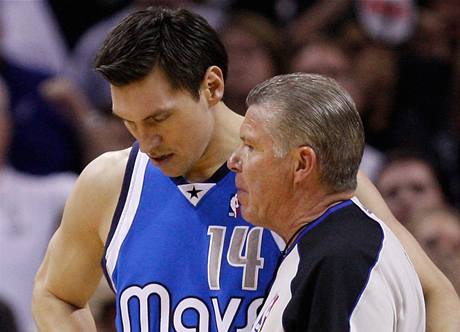 VYLOUEN! Eduardo Najera z Dallasu Mavericks naslouch verdiktu rozhodho.