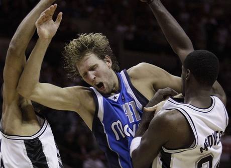 Dirk Nowitzki z Dallasu Mavericks je atakovn Timem Duncanem (vlevo) a Antoniem McDyessem ze San Antonia Spurs