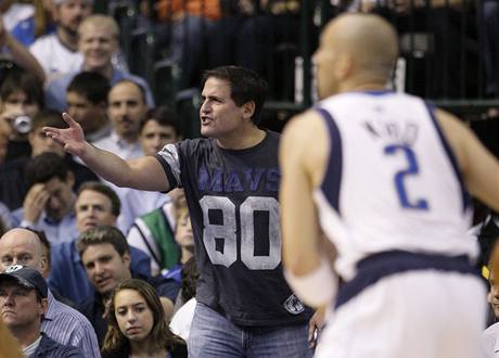 Mark Cuban, majitel Dallasu Mavericks, gestikuluje do hit. Vpravo Jason Kidd