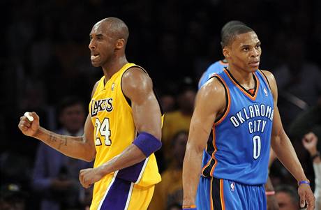 DV TVE BASKETBALU. Kobe Bryant (vlevo) z LA Lakers se raduje z bod. Russell Westbrook z Oklahoma City Thunder prov zcela opan pocity.