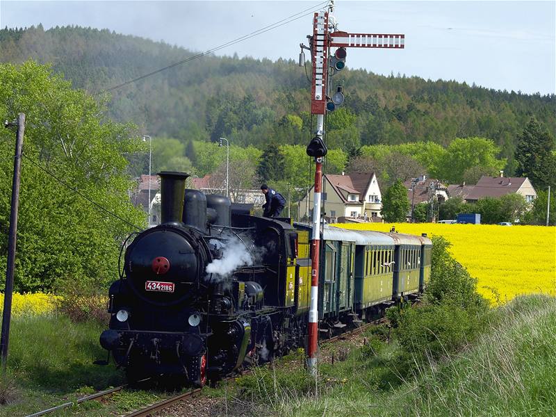 Posázavský pacifik. Na tra pravideln vyjídjí speciální linky s parní lokomotivou