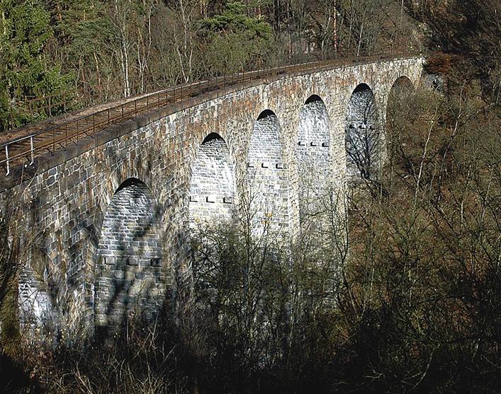 Most ampach byl na konci 19. století nejvyím elezniním kamenným mostem v echách