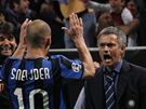 VYROVNNO: Mlnsk zlonk Sneijder a jeho trenr Mourinho oslavuj vyrovnvac gl Interu v semifinle Ligy mistr s Barcelonou