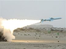 rnsk raketa Noor typu zem-moe na vojenskch manvrech Velk prorok v Hormuzskm prlivu.