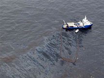 Amerit zchrani likviduj ropnou skvrnu po explozi ropn ploiny Deepwater Horizon (26. dubna 2010)
