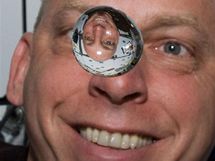 Astronaut Clayton Anderson s bublinou vody ve stavu bezte na palub Discovery