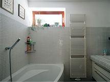 Koupelna v pate nepsob dky pirozenmu svtlu a svtlmu odstnu keramick mozaiky stsnn, 