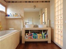 V koupeln vyznv jednoduch, levn, ale psobiv vtvarn efekt  kombinace velkoformtovho obkladu a mozaiky