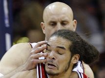 Joakim Noah (v poped) z Chicago Bulls je faulovn ydrunasem Ilgauskasem z Clevelandu Cavaliers