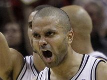 Tony Parker ze San Antonia Spurs slav vhru nad Dallasem Mavericks